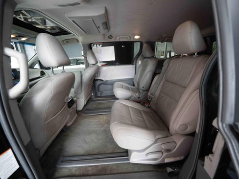 Used 2017 Toyota Sienna XLE Premium FWD image 24