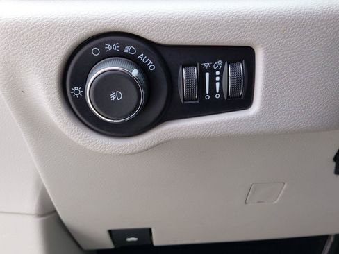 Used 2024 Chrysler Pacifica Touring-L FWD image 27