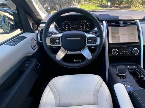 Certified 2025 Land Rover Discovery Dynamic SE AWD/4WD image 5