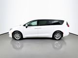 Used 2017 Chrysler Pacifica Touring image 2