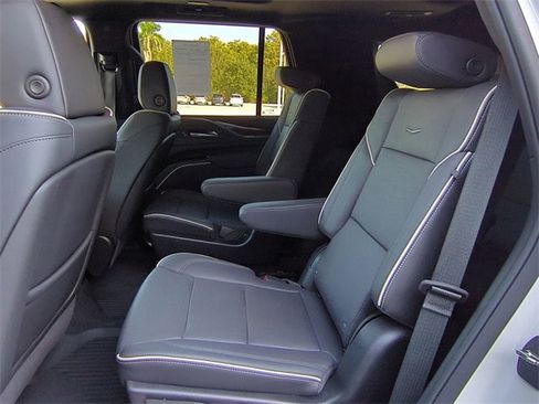 Used 2024 Cadillac Escalade Premium Luxury image 14