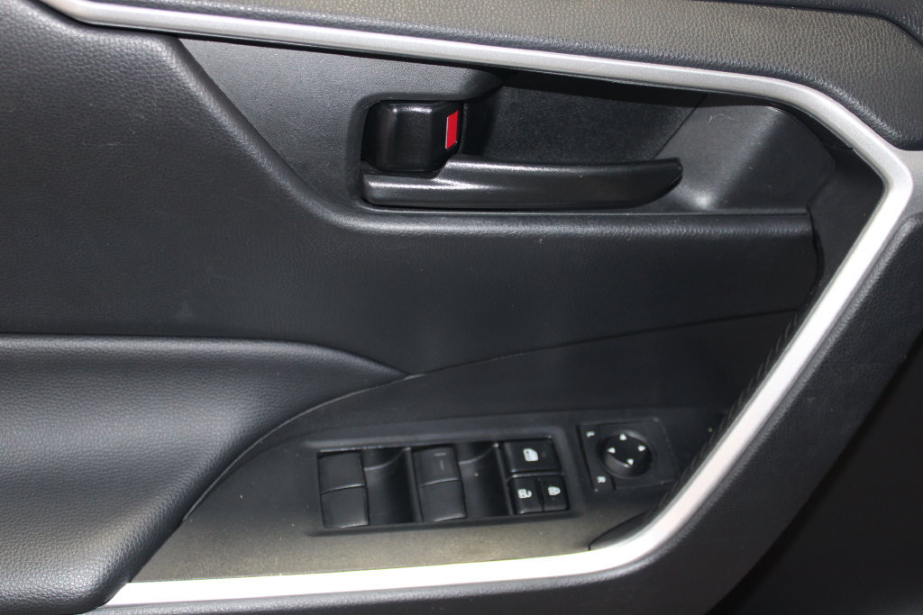 Used 2022 Toyota RAV4 LE AWD/4WD image 6