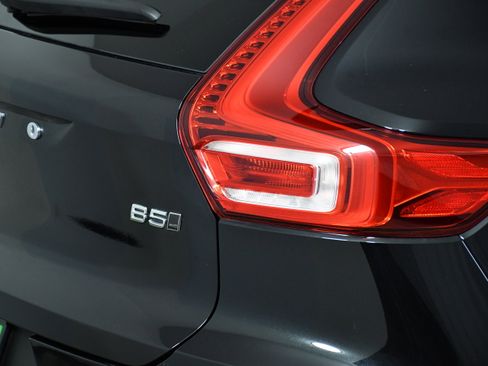 Used 2025 Volvo XC40 B5 Plus image 32