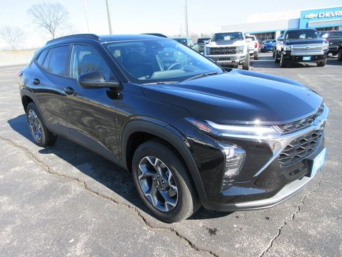 Used 2025 Chevrolet Trax LT w/ LT Convenience Package image 7