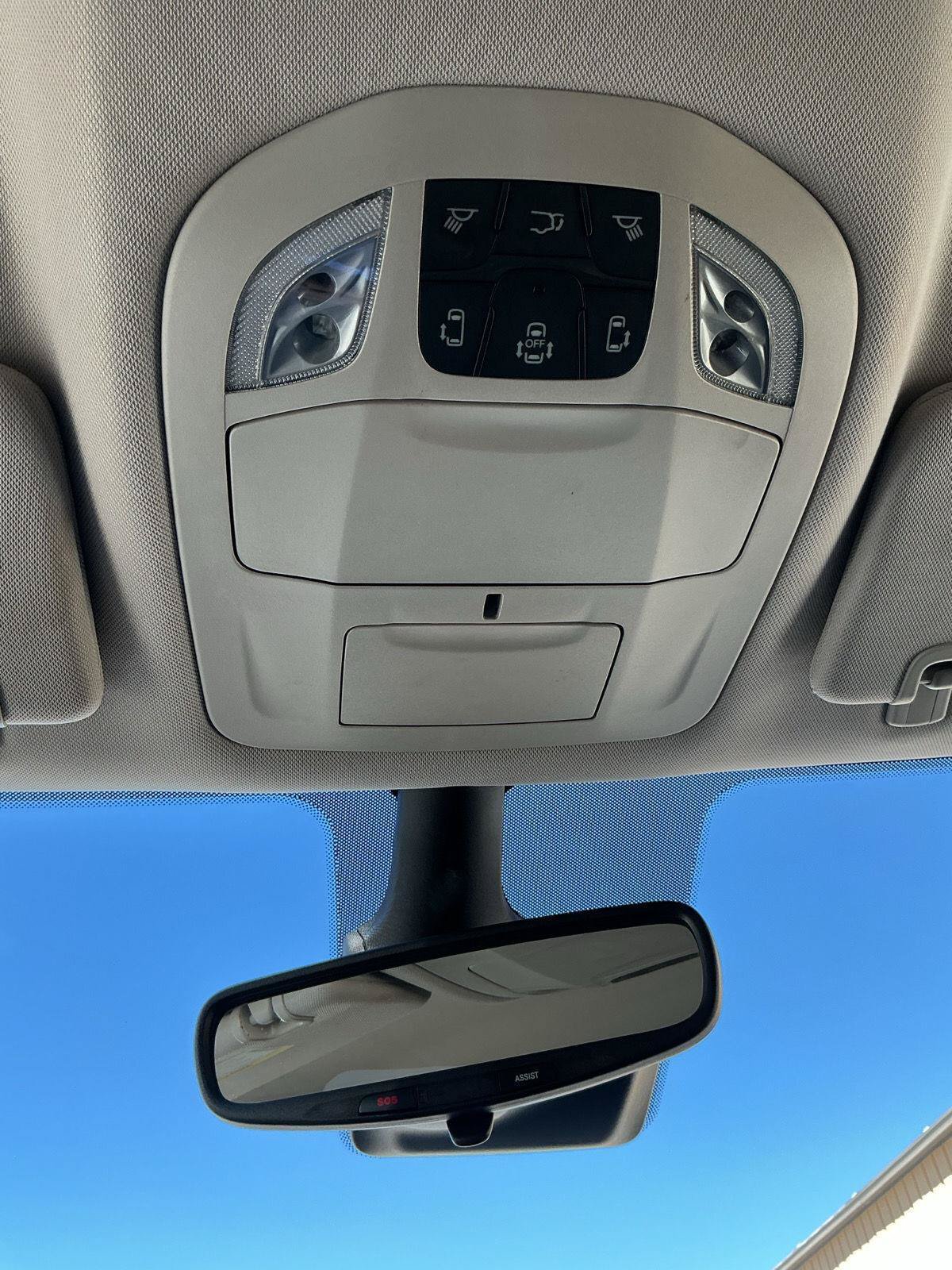Used 2024 Chrysler Pacifica Limited FWD image 12
