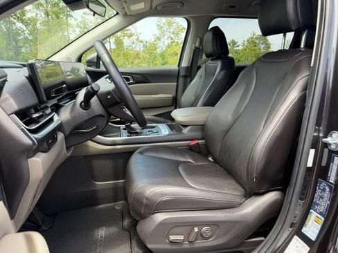 Used 2025 Kia Carnival FWD image 10