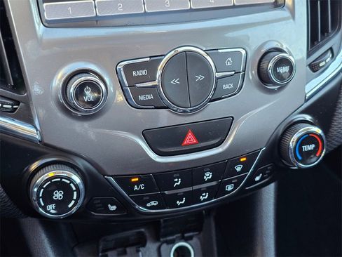 Used 2017 Chevrolet Cruze LT image 29