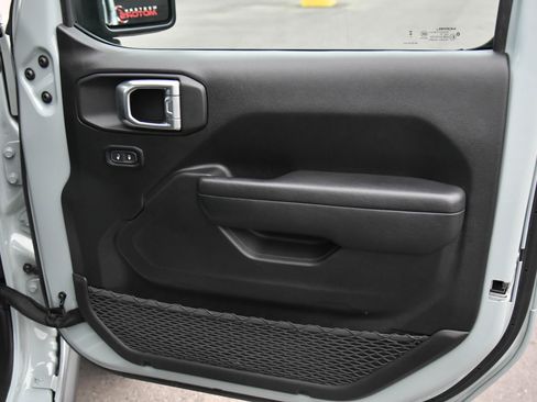 Used 2024 Jeep Wrangler Willys image 43