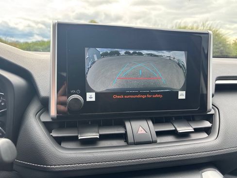 Used 2025 Toyota RAV4 XLE FWD image 17