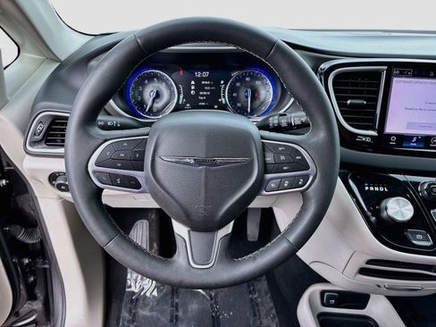 Used 2023 Chrysler Pacifica Touring-L FWD image 11