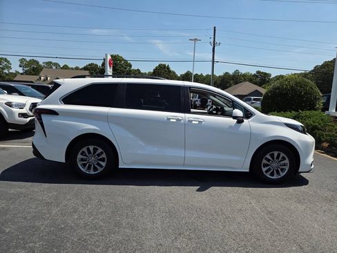 Used 2025 Toyota Sienna LE FWD image 14