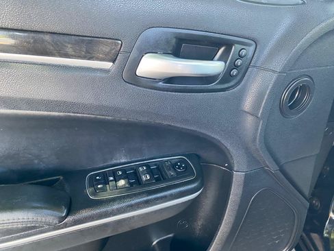 Used 2019 Chrysler 300 Limited AWD/4WD image 28