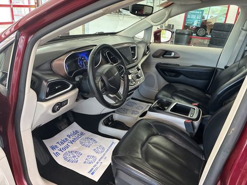 Used 2018 Chrysler Pacifica Touring-L Plus FWD image 6