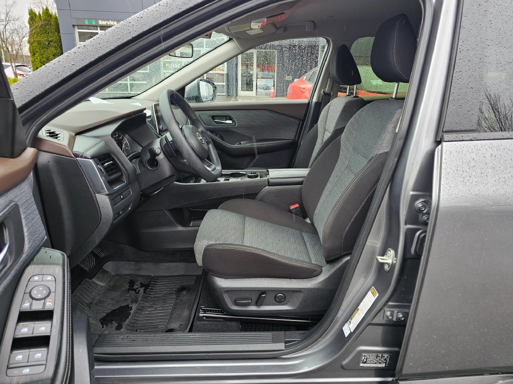 Used 2023 Nissan Rogue SV AWD/4WD image 17