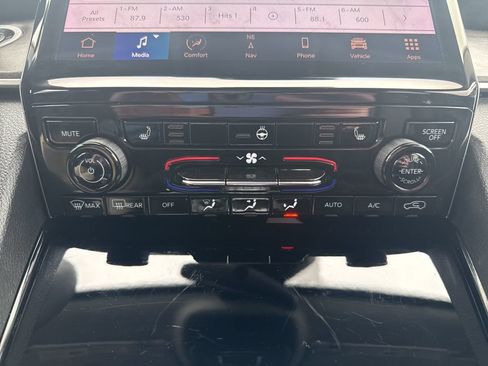 Used 2023 Jeep Grand Cherokee Limited AWD/4WD image 38