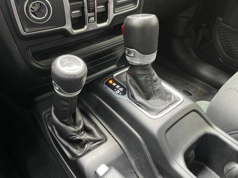 Used 2022 Jeep Gladiator Sport AWD/4WD image 19