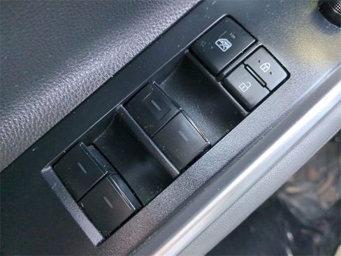 Used 2021 Toyota Highlander XLE image 25