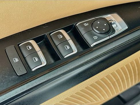 Used 2023 Kia Carnival LX FWD image 18