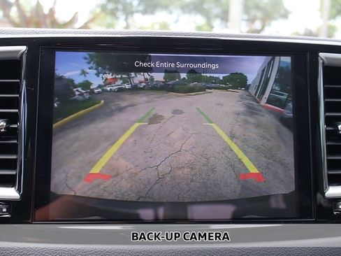 Used 2023 Chrysler Pacifica Touring-L FWD image 4