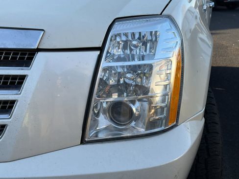 Used 2011 Cadillac Escalade ESV Luxury image 11