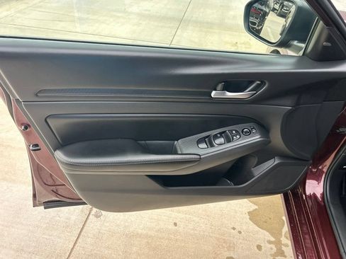 Used 2024 Nissan Altima 2.5 SV FWD image 8