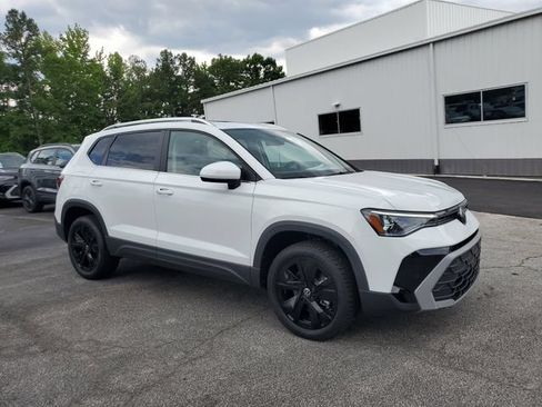 New 2026 Volkswagen Taos SE FWD image 3