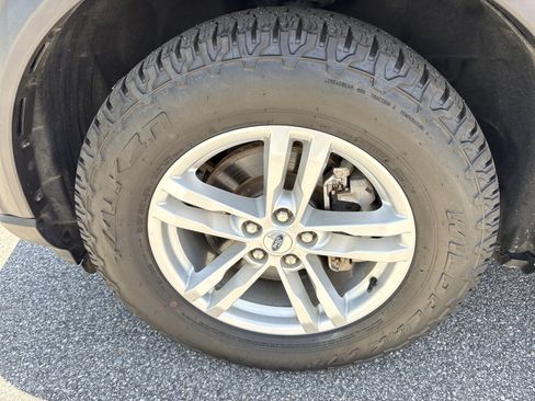 Used 2023 Ford Explorer XLT AWD/4WD image 10