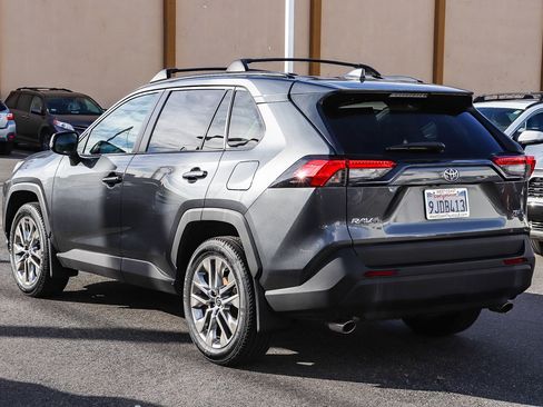 Used 2021 Toyota RAV4 XLE Premium image 9