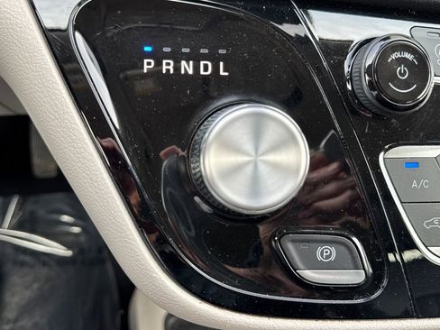 Certified 2023 Chrysler Pacifica Touring-L image 30