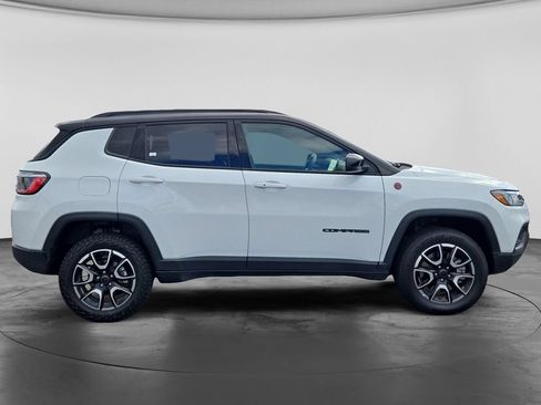 Used 2025 Jeep Compass Trailhawk AWD/4WD image 10