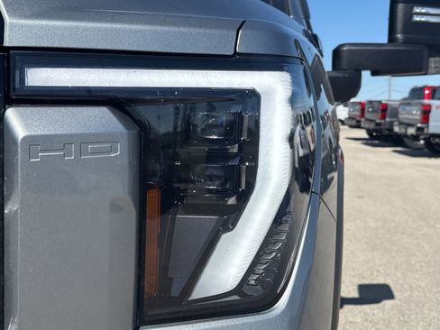 Used 2024 GMC Sierra 2500 AT4 w/ AT4 Premium Plus Package AWD/4WD image 11