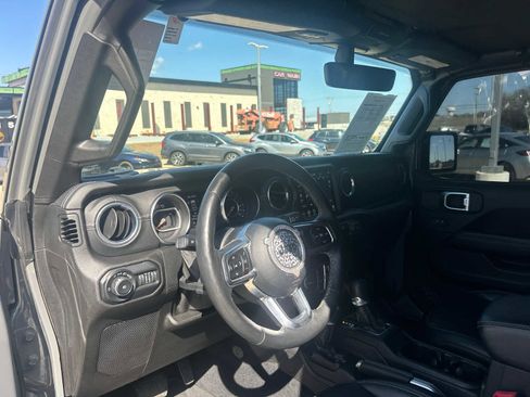 Used 2018 Jeep Wrangler Unlimited Sahara image 14