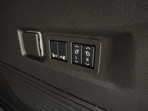 Used 2024 GMC Yukon XL Denali Ultimate AWD/4WD image 30