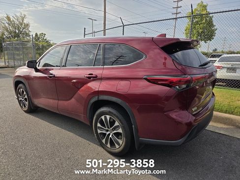 Used 2020 Toyota Highlander XLE AWD/4WD image 5