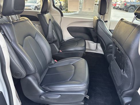 Used 2024 Chrysler Pacifica Select image 23