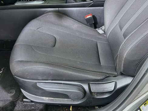 Used 2025 Hyundai Elantra SE FWD image 22
