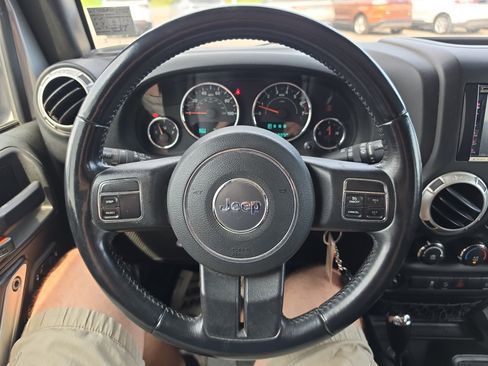 Used 2018 Jeep Wrangler Unlimited Sahara AWD/4WD image 17