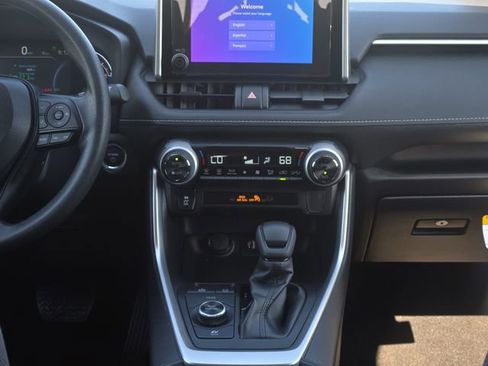 Used 2025 Toyota RAV4 XLE AWD/4WD image 19