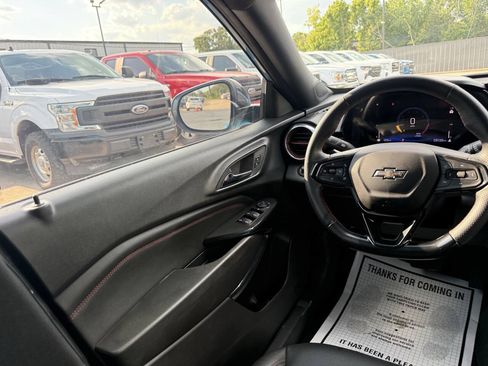 Used 2025 Chevrolet Trax RS w/ Sunroof Package FWD image 19