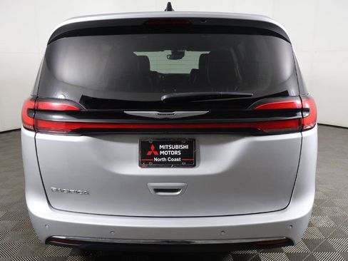 Used 2024 Chrysler Pacifica Touring-L image 12