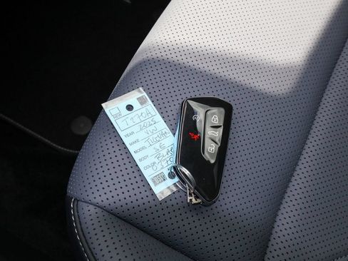 Used 2025 Volkswagen Tiguan SE w/ Panoramic Sunroof Package AWD/4WD image 29