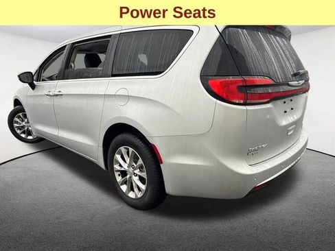 Used 2024 Chrysler Pacifica Touring-L image 10
