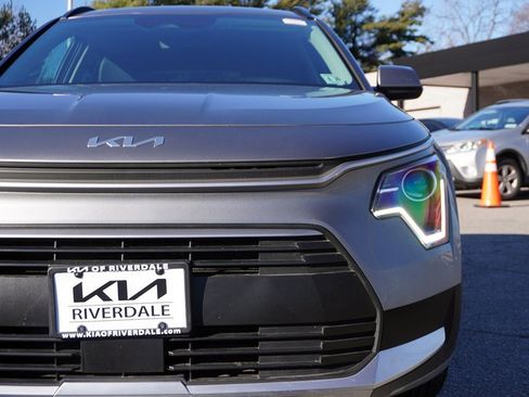 Used 2025 Kia Niro EX w/ EX Cold Weather Package image 17
