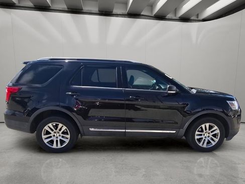 Used 2019 Ford Explorer XLT w/ Equipment Group 202A AWD/4WD image 12