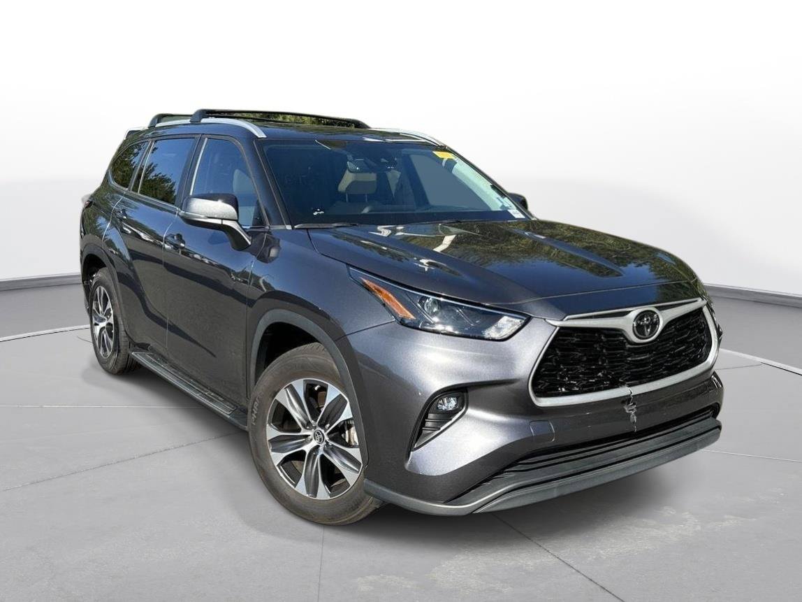 Used 2023 Toyota Highlander XLE FWD image 4