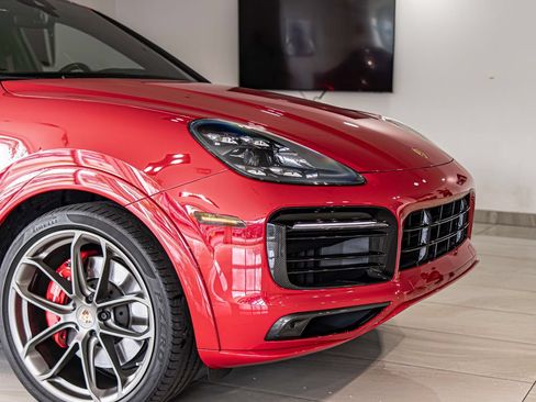 Used 2022 Porsche Cayenne GTS AWD/4WD image 3