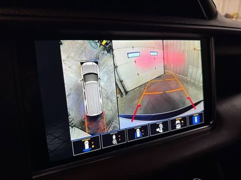 Used 2022 GMC Yukon XL Denali w/ Denali Premium Package image 18