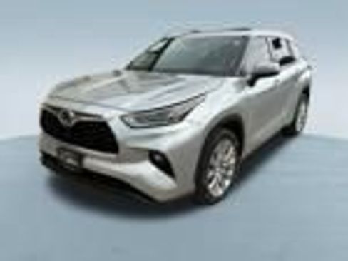 Used 2020 Toyota Highlander Limited FWD image 3