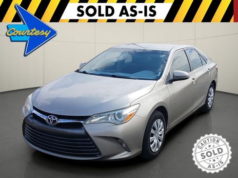 Used 2017 Toyota Camry LE FWD image 3