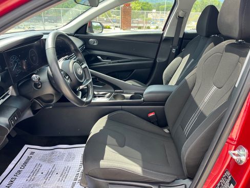 Used 2025 Hyundai Elantra SEL FWD image 18